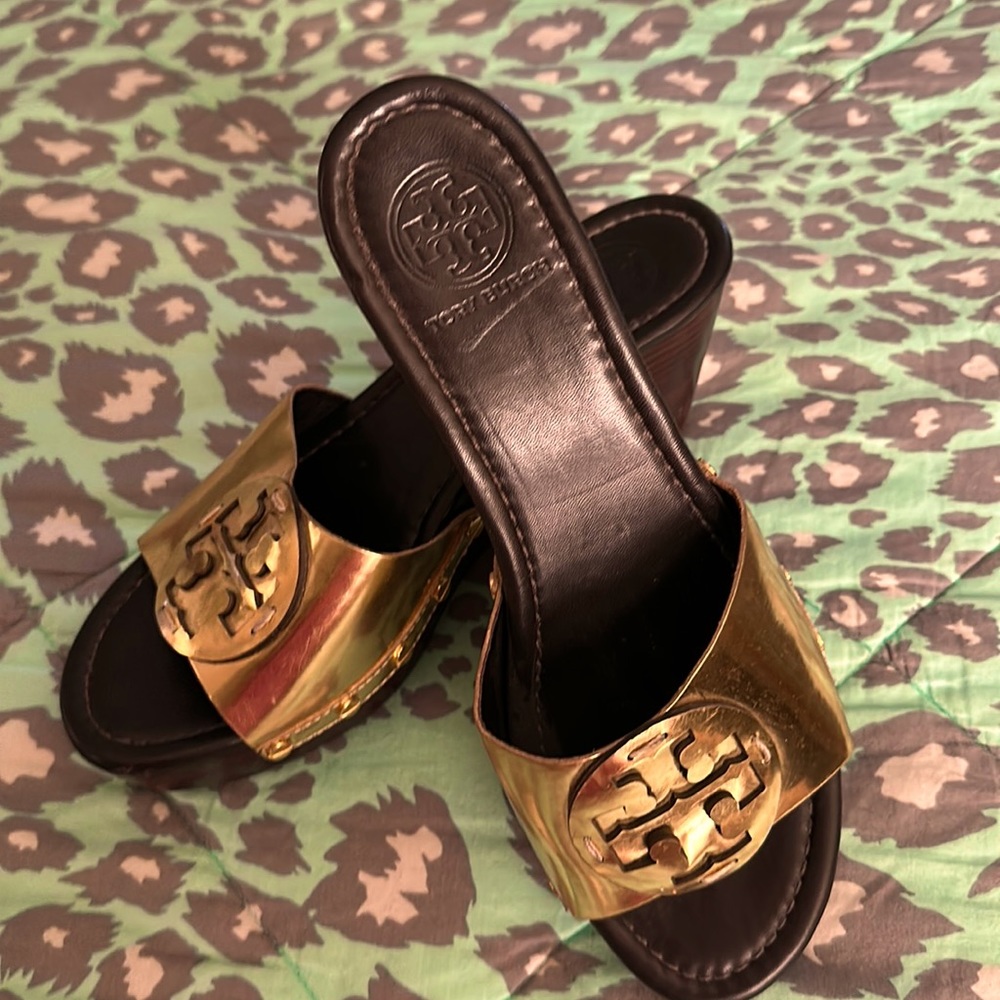 Tory Burch gold slides size 9m
